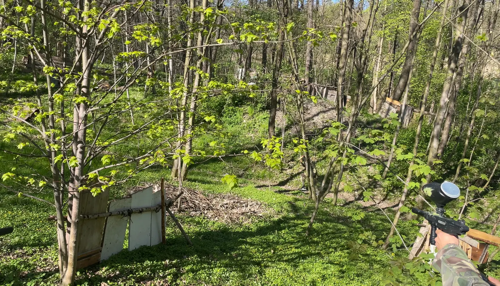 Leśne pole paintballowe Złotej Kompanii koło Brzeska
