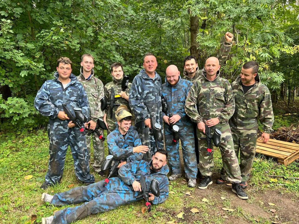 Grupa uczestników wieczoru kawalerskiego na polu Paintball - Złota Kompania koło Brzeska